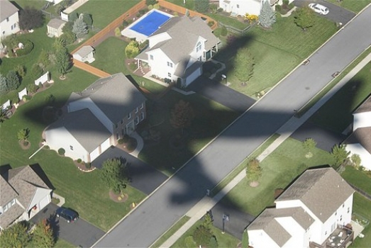 Air Force One casts its shadow over homes as it comes in to land in Allentown, Pennsylania with U.S. President George W. Bush aboard October 1, 2004. • <a style="font-size:0.8em;" href="http://www.flickr.com/photos/139546847@N02/30283280216/" target="_blank">View on Flickr</a>