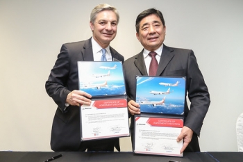 Ray Conner, president and chief executive officer of Boeing Commercial Airplanes and Wang Shusheng, Chairman of Okay Airways • <a style="font-size:0.8em;" href="http://www.flickr.com/photos/139546847@N02/25102184951/" target="_blank">View on Flickr</a>